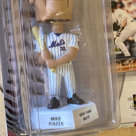 NIB Tall 2002 Play Makers MLB Baseball Mike Piazza Bobblehead & Card - Picture 2 of 6